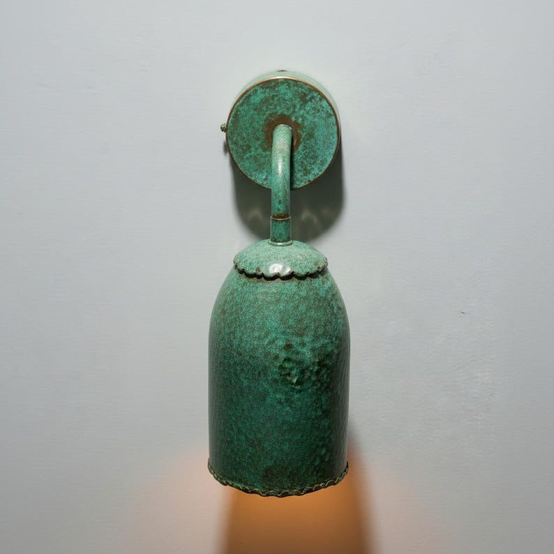 Handmade Moroccan Brass Wall Sconce – Hammered Green Verdigris Patina Cylinder Wall Light with Scalloped Edge, Warm Gold Interior Bedside Lamp for Bedroom, Hallway, Bathroom & Entryway