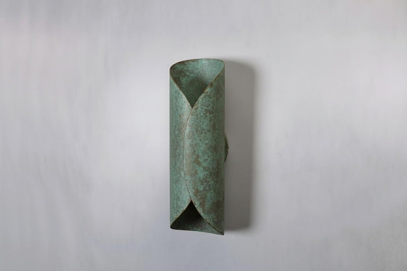 Handmade Moroccan Brass Wall Sconce – Green Verdigris Patina Up and Down Wall Light with Warm Gold Interior, Modern Sculptural Lamp for Bedroom, Hallway, Entryway & Living Room