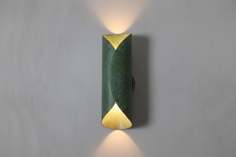 Handmade Moroccan Brass Wall Sconce – Green Verdigris Patina Up and Down Wall Light with Warm Gold Interior, Modern Sculptural Lamp for Bedroom, Hallway, Entryway & Living Room