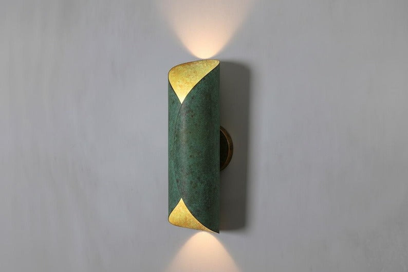 Handmade Moroccan Brass Wall Sconce – Green Verdigris Patina Up and Down Wall Light with Warm Gold Interior, Modern Sculptural Lamp for Bedroom, Hallway, Entryway & Living Room