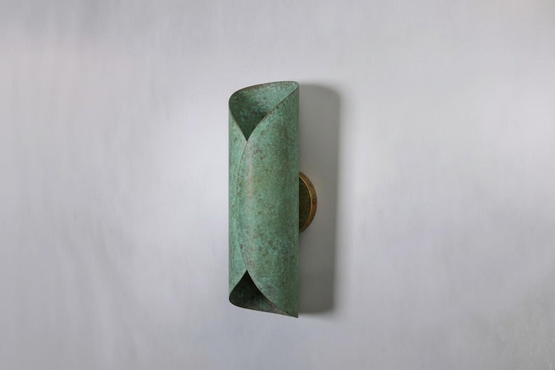 Handmade Moroccan Brass Wall Sconce – Green Verdigris Patina Up and Down Wall Light with Warm Gold Interior, Modern Sculptural Lamp for Bedroom, Hallway, Entryway & Living Room