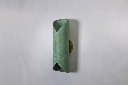 Handmade Moroccan Brass Wall Sconce – Green Verdigris Patina Up and Down Wall Light with Warm Gold Interior, Modern Sculptural Lamp for Bedroom, Hallway, Entryway & Living Room